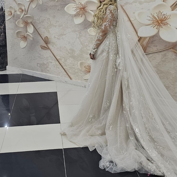 Sparkly Mermaid wedding dress with overskirt ( veil not included ) - Picture 2 of 3